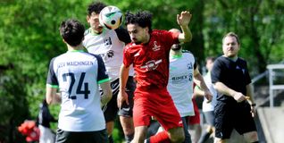 Magstadts Lavadinho Schäfer gewinnt das Kopfballduell mit dem Maichinger Emin Özkan.